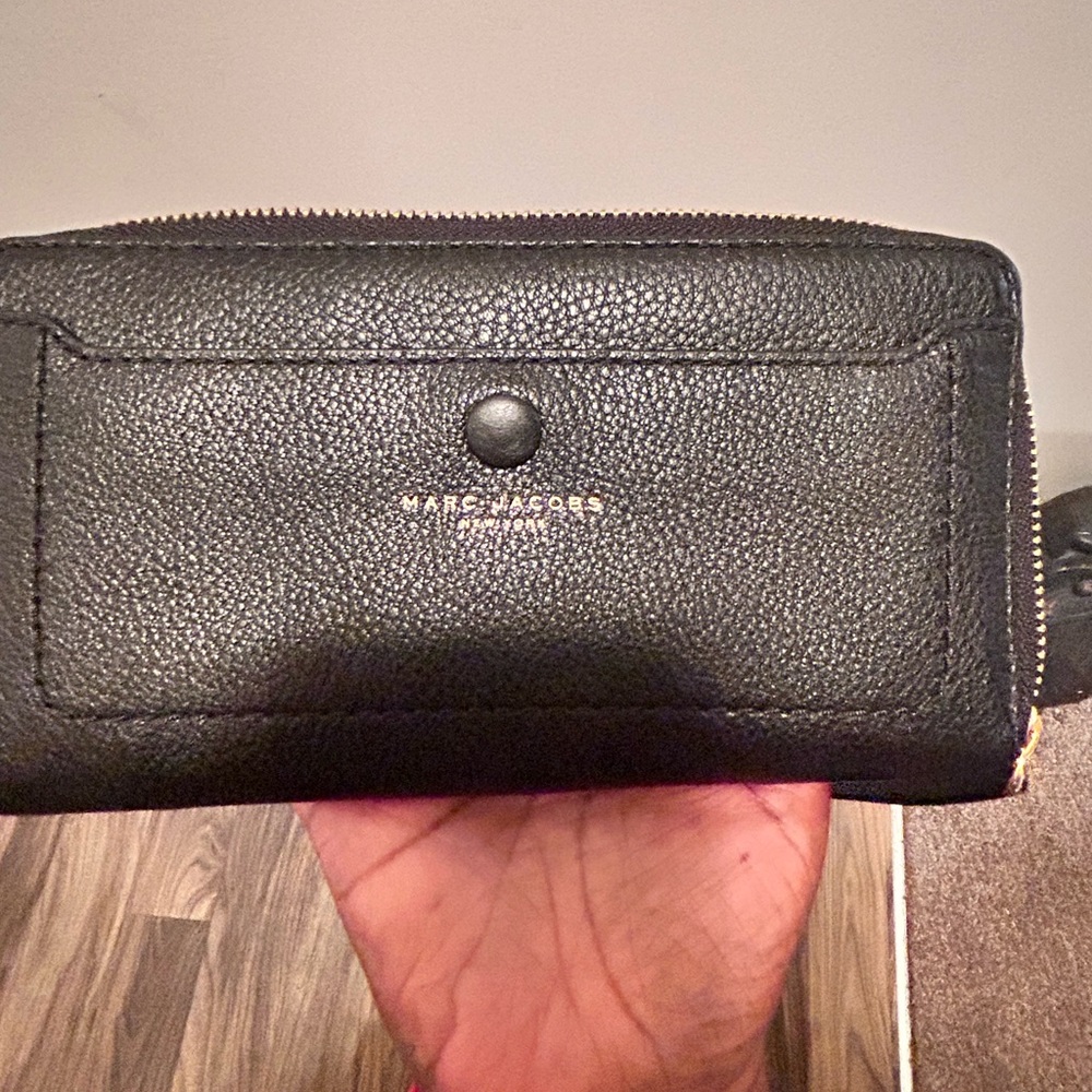 STYLISH Marc Jacobs hobo bag with matching wallet. ***WALLET SOLD SEPARATELY*** - Picture 10 of 11